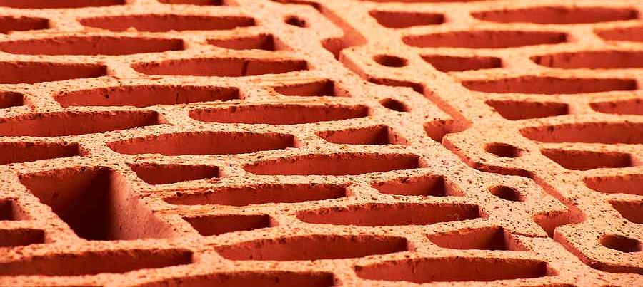 Кирпич с перфорацией: легкость, тепло и экономия – преимущества, о которых стоит знать