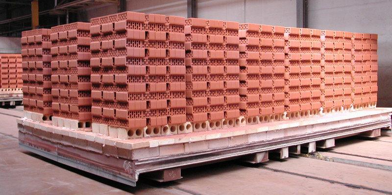 Как правильно хранить кирпич на строительной площадке: советы от производителя